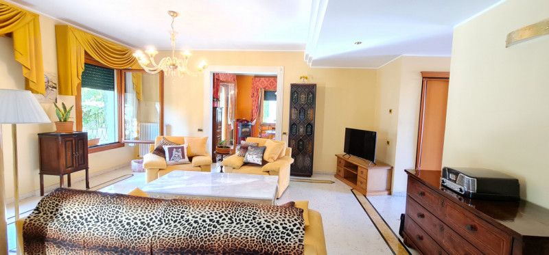 Nel cuore di Abano Terme, a pochi passi dal suggestivo Duomo di San Lorenzo, proponiamo in vendit...