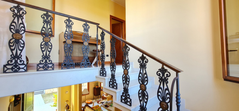 Nel cuore di Abano Terme, a pochi passi dal suggestivo Duomo di San Lorenzo, proponiamo in vendit...