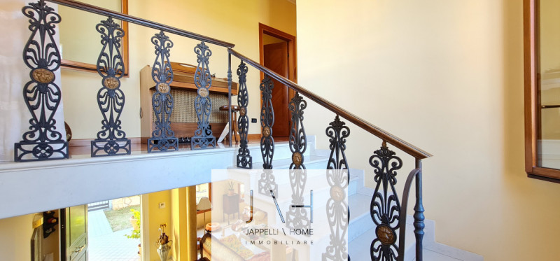 Nel cuore di Abano Terme, a pochi passi dal suggestivo Duomo di San Lorenzo, proponiamo in vendit...