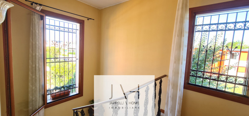 Nel cuore di Abano Terme, a pochi passi dal suggestivo Duomo di San Lorenzo, proponiamo in vendit...