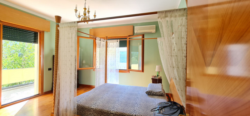 Nel cuore di Abano Terme, a pochi passi dal suggestivo Duomo di San Lorenzo, proponiamo in vendit...