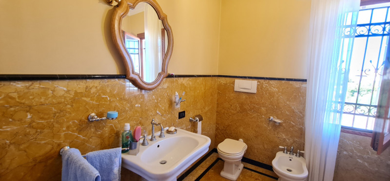 Nel cuore di Abano Terme, a pochi passi dal suggestivo Duomo di San Lorenzo, proponiamo in vendit...