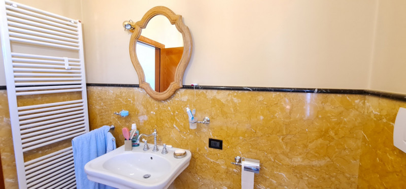 Nel cuore di Abano Terme, a pochi passi dal suggestivo Duomo di San Lorenzo, proponiamo in vendit...