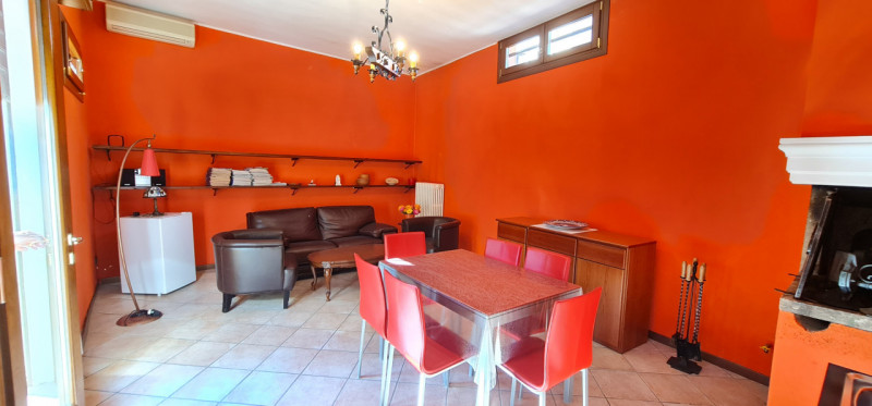 Nel cuore di Abano Terme, a pochi passi dal suggestivo Duomo di San Lorenzo, proponiamo in vendit...