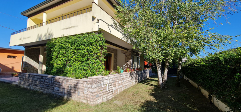 Nel cuore di Abano Terme, a pochi passi dal suggestivo Duomo di San Lorenzo, proponiamo in vendit...