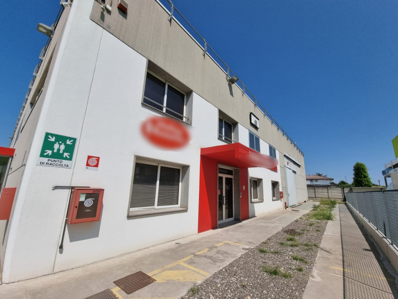 Vendesi capannone industriale a Pontelongo di circa 6000 mq con buona viabilità.

Il fabbricato è...