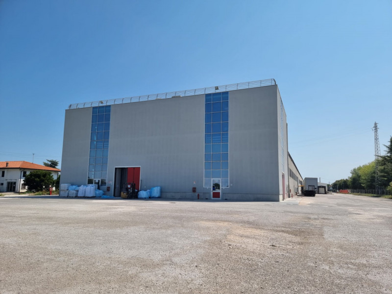 Vendesi capannone industriale a Pontelongo di circa 6000 mq con buona viabilità.

Il fabbricato è...