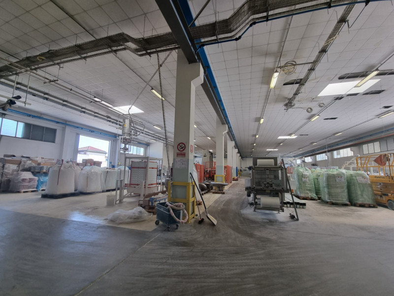 Vendesi capannone industriale a Pontelongo di circa 6000 mq con buona viabilità.

Il fabbricato è...