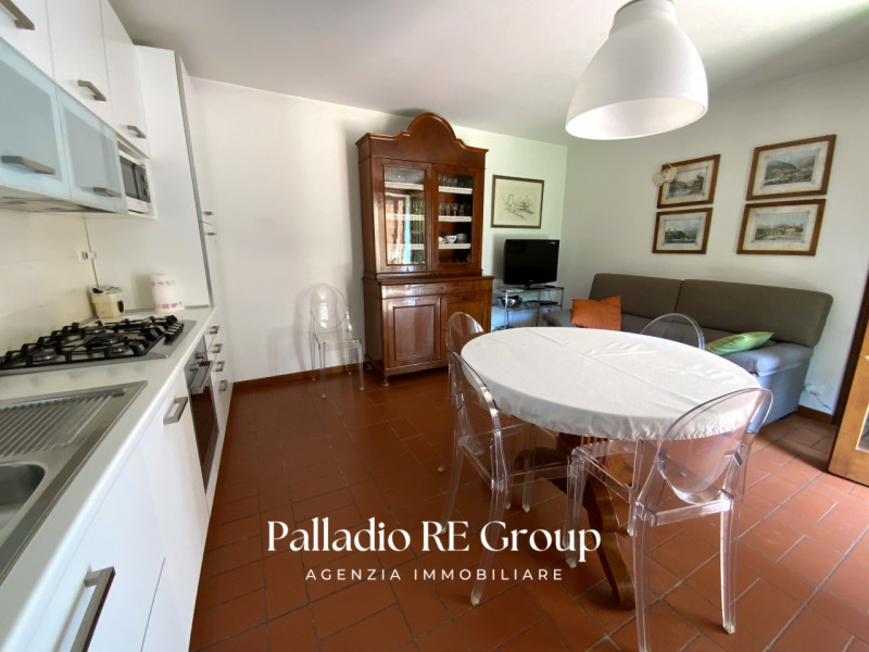 Per chi ama la quiete immersa nel verde, e la vicinanza della comodità della città, proponiamo un...