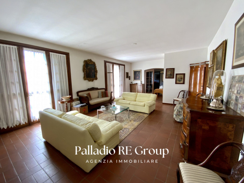 Per chi ama la quiete immersa nel verde, e la vicinanza della comodità della città, proponiamo un...