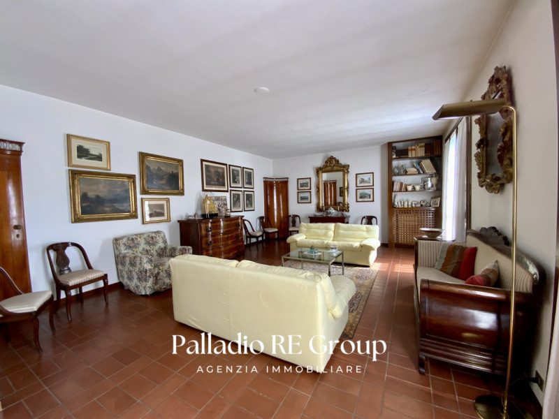 Per chi ama la quiete immersa nel verde, e la vicinanza della comodità della città, proponiamo un...