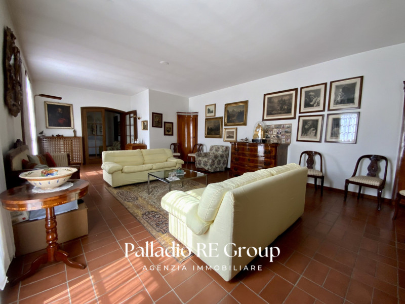 Per chi ama la quiete immersa nel verde, e la vicinanza della comodità della città, proponiamo un...