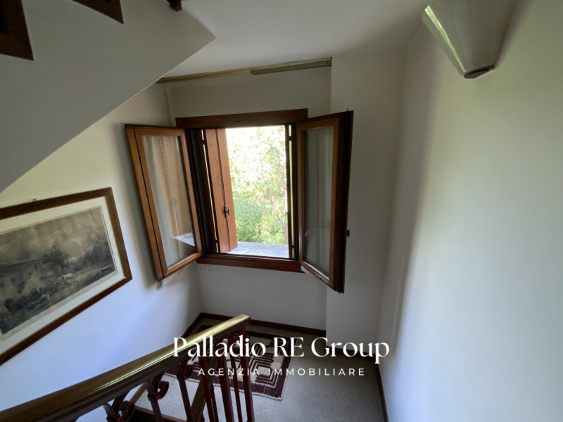 Per chi ama la quiete immersa nel verde, e la vicinanza della comodità della città, proponiamo un...