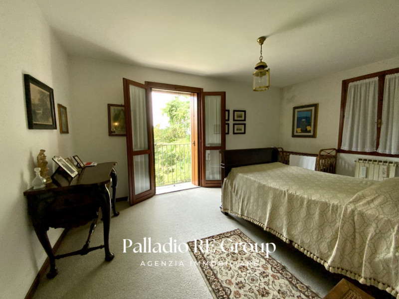 Per chi ama la quiete immersa nel verde, e la vicinanza della comodità della città, proponiamo un...