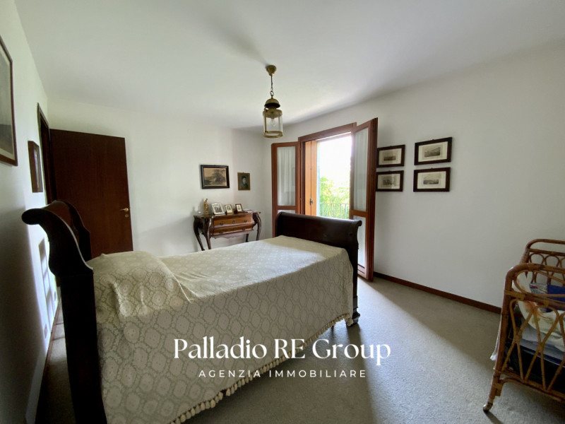 Per chi ama la quiete immersa nel verde, e la vicinanza della comodità della città, proponiamo un...