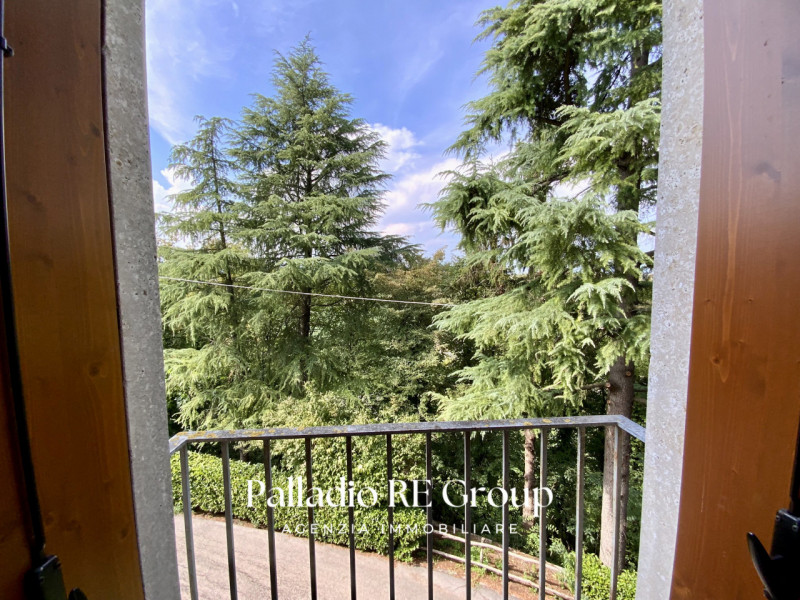 Per chi ama la quiete immersa nel verde, e la vicinanza della comodità della città, proponiamo un...