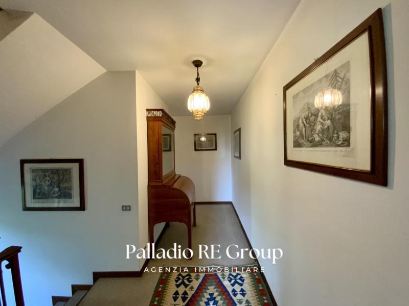 Per chi ama la quiete immersa nel verde, e la vicinanza della comodità della città, proponiamo un...