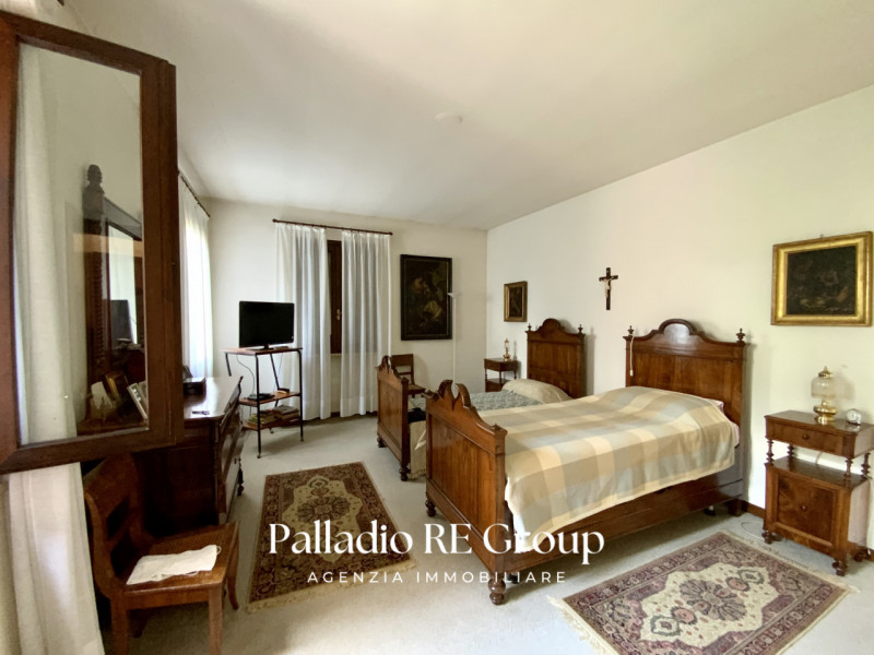 Per chi ama la quiete immersa nel verde, e la vicinanza della comodità della città, proponiamo un...