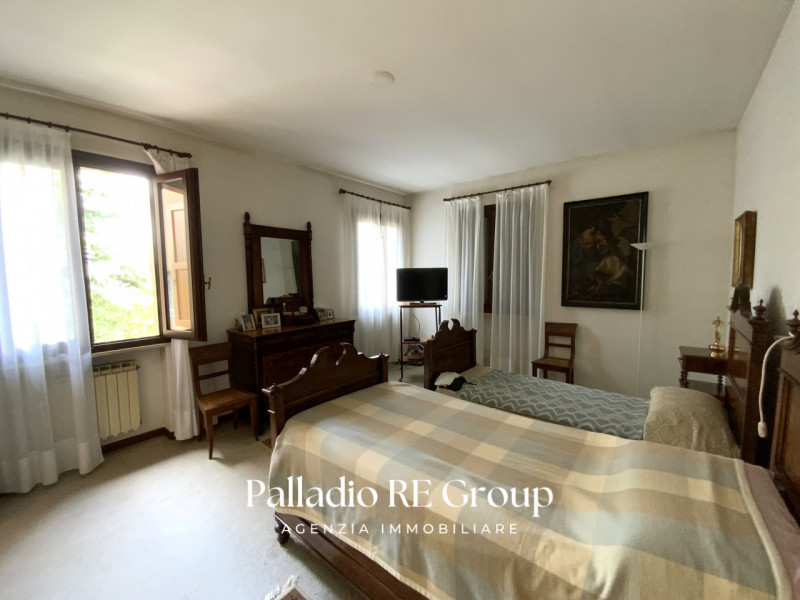 Per chi ama la quiete immersa nel verde, e la vicinanza della comodità della città, proponiamo un...