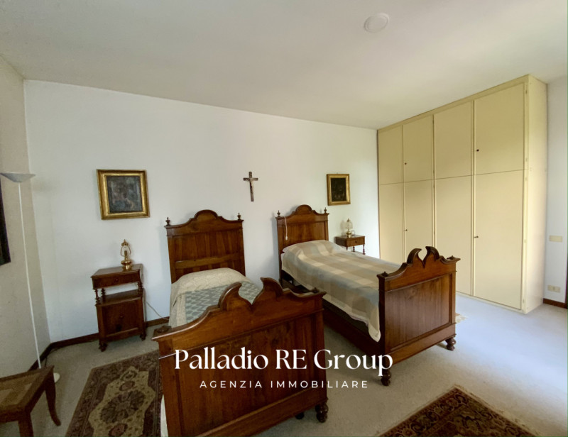 Per chi ama la quiete immersa nel verde, e la vicinanza della comodità della città, proponiamo un...