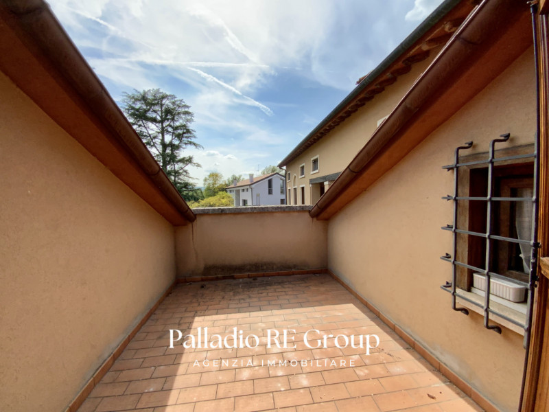 Per chi ama la quiete immersa nel verde, e la vicinanza della comodità della città, proponiamo un...