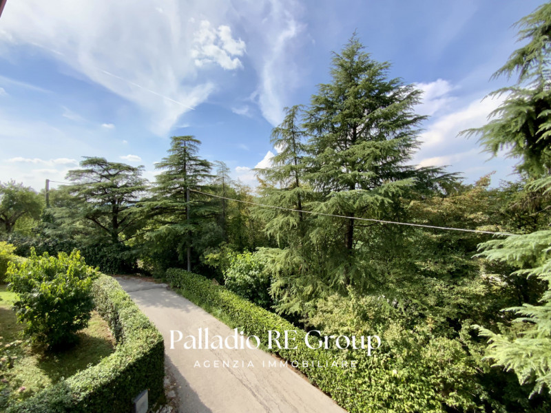 Per chi ama la quiete immersa nel verde, e la vicinanza della comodità della città, proponiamo un...