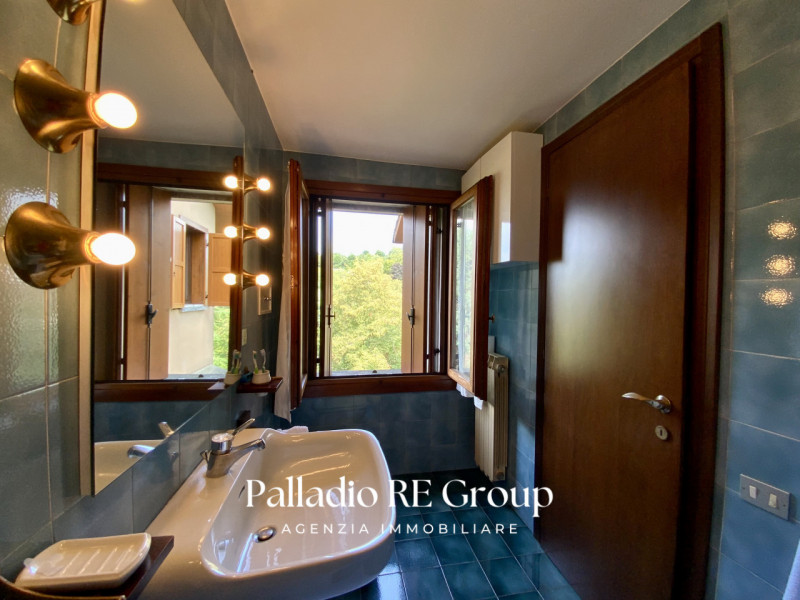 Per chi ama la quiete immersa nel verde, e la vicinanza della comodità della città, proponiamo un...