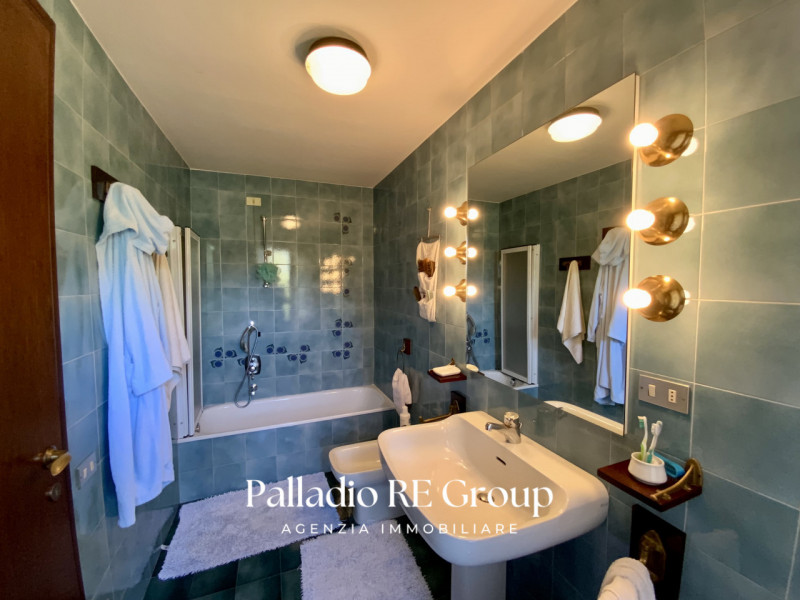 Per chi ama la quiete immersa nel verde, e la vicinanza della comodità della città, proponiamo un...