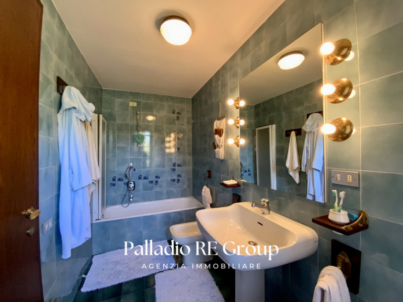 Per chi ama la quiete immersa nel verde, e la vicinanza della comodità della città, proponiamo un...