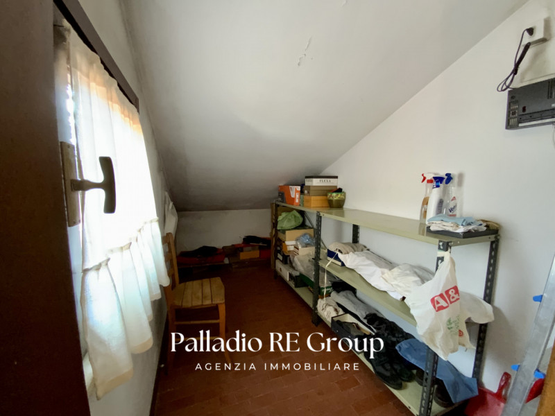 Per chi ama la quiete immersa nel verde, e la vicinanza della comodità della città, proponiamo un...