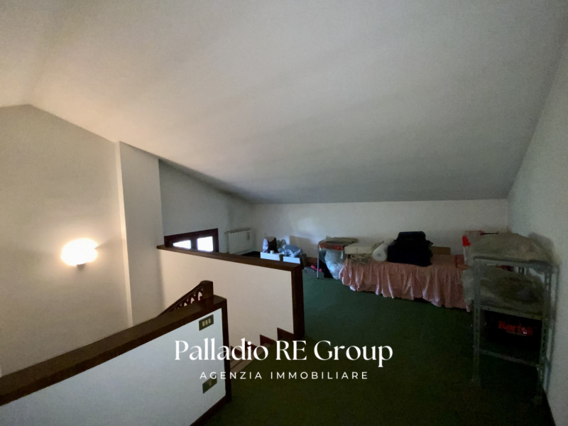 Per chi ama la quiete immersa nel verde, e la vicinanza della comodità della città, proponiamo un...