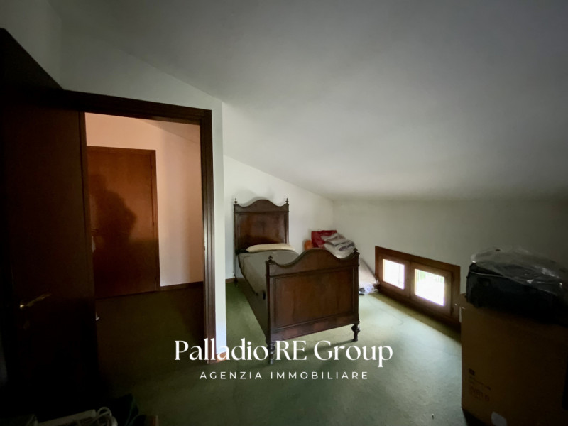 Per chi ama la quiete immersa nel verde, e la vicinanza della comodità della città, proponiamo un...