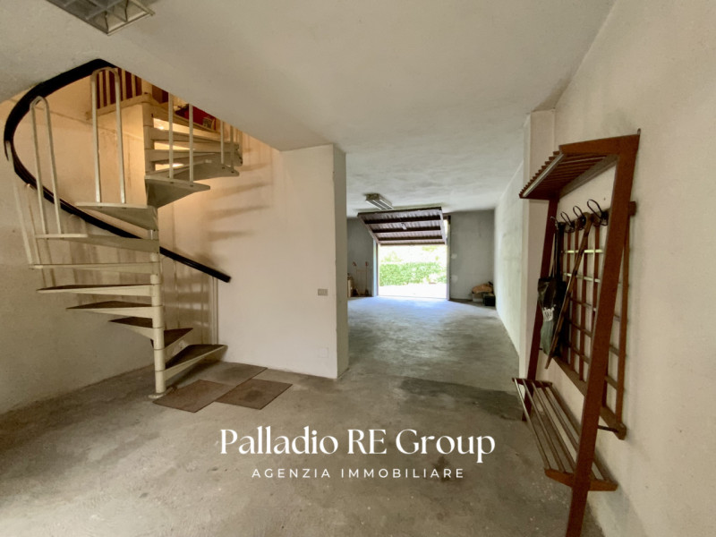 Per chi ama la quiete immersa nel verde, e la vicinanza della comodità della città, proponiamo un...