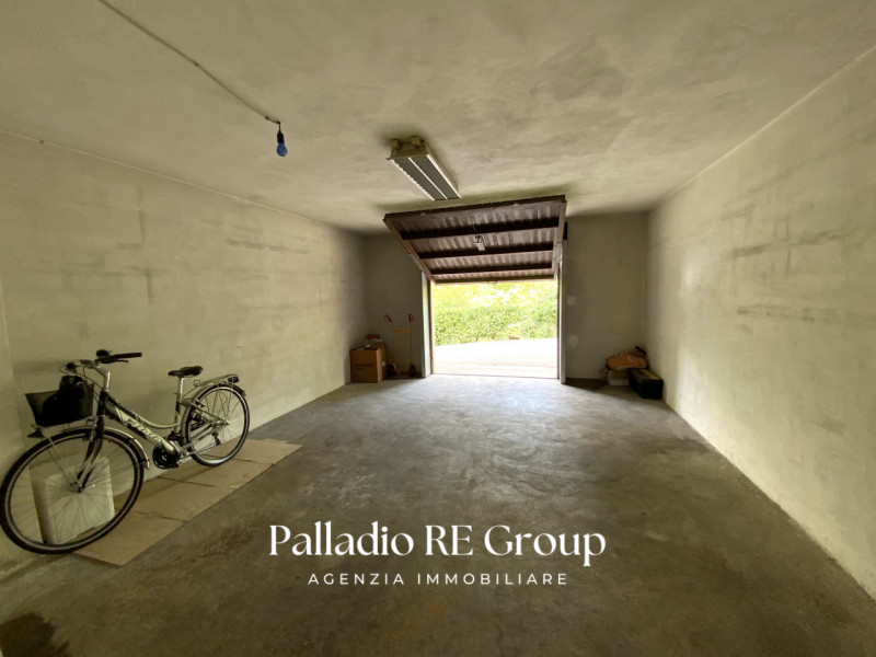 Per chi ama la quiete immersa nel verde, e la vicinanza della comodità della città, proponiamo un...