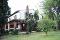 Casale con dependance, terreno e piscina in vendita nelle colline pisane, toscana