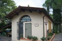 Casale con dependance, terreno e piscina in vendita nelle colline pisane, toscana