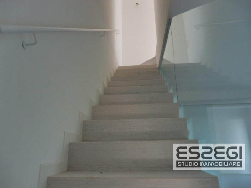 PADOVA – GUIZZA: Proponiamo esclusivo duplex su due livelli elegantemente rifinito posto al piano...