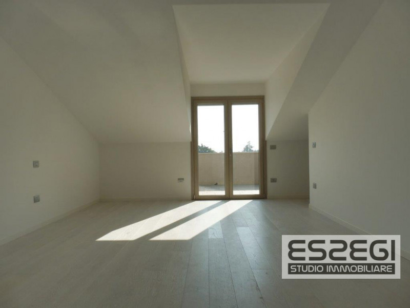 PADOVA – GUIZZA: Proponiamo esclusivo duplex su due livelli elegantemente rifinito posto al piano...