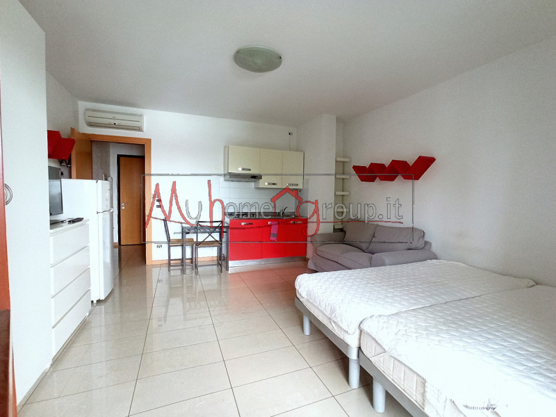 RONCAGLIA (RIF: AFF-COM1534-R): Posizione centralissima, ufficio collocato in strada di passaggio...