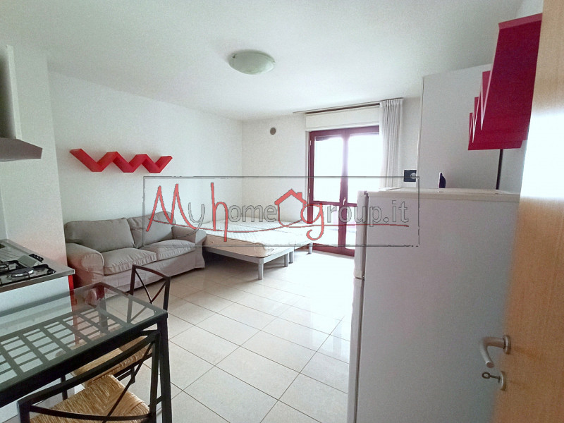 RONCAGLIA (RIF: AFF-COM1534-R): Posizione centralissima, ufficio collocato in strada di passaggio...