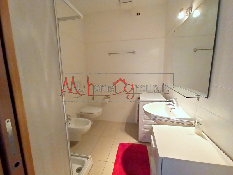 RONCAGLIA (RIF: AFF-COM1534-R): Posizione centralissima, ufficio collocato in strada di passaggio...
