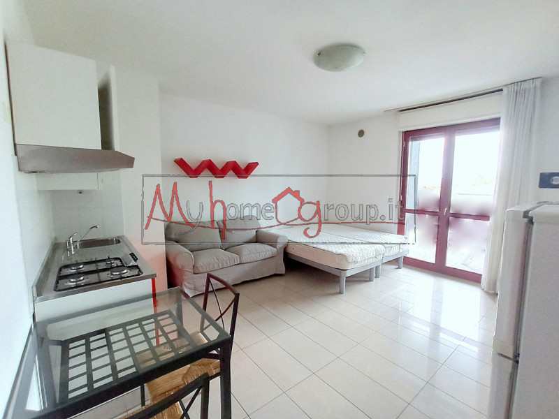 RONCAGLIA (RIF: AFF-COM1534-R): Posizione centralissima, ufficio collocato in strada di passaggio...