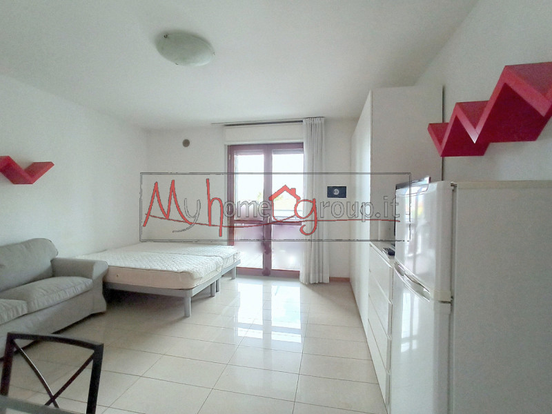 RONCAGLIA (RIF: AFF-COM1534-R): Posizione centralissima, ufficio collocato in strada di passaggio...