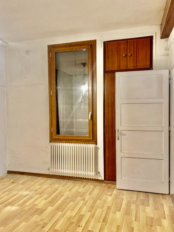 Padova zona Santo ufficio/magazzino ( no possibilità garage) con porta/vetrina e finestra compost...