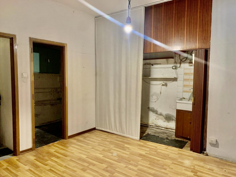 Padova zona Santo ufficio/magazzino ( no possibilità garage) con porta/vetrina e finestra compost...