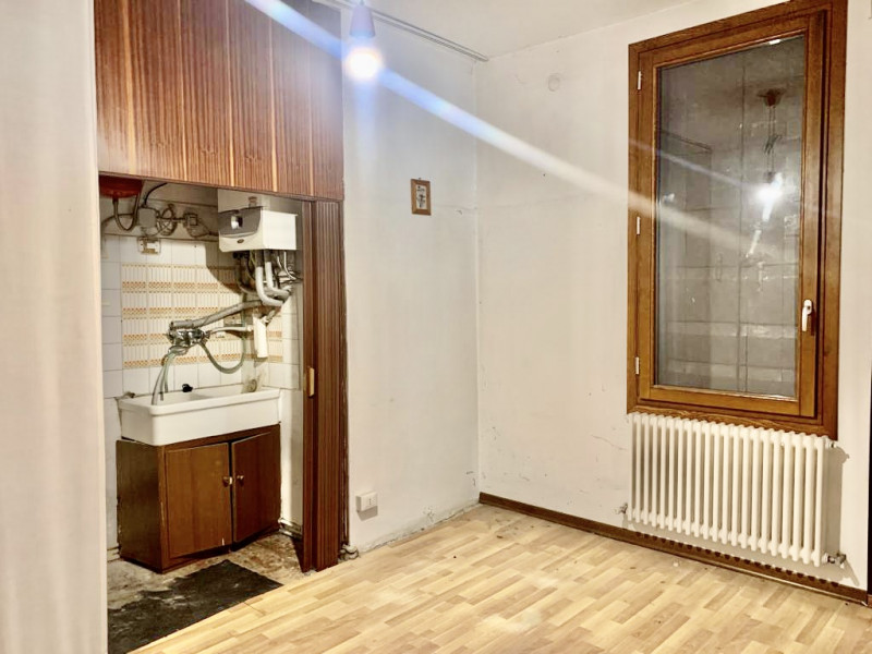 Padova zona Santo ufficio/magazzino ( no possibilità garage) con porta/vetrina e finestra compost...