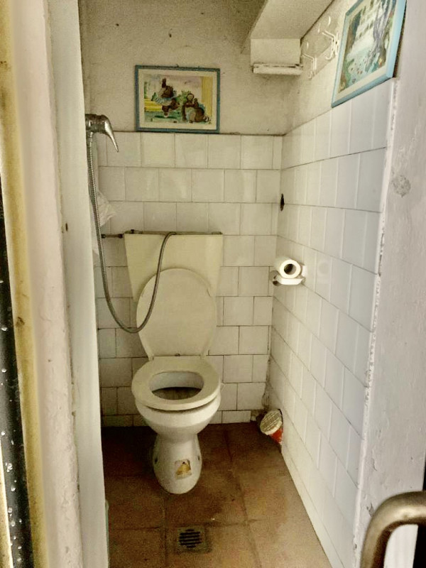 Padova zona Santo ufficio/magazzino ( no possibilità garage) con porta/vetrina e finestra compost...