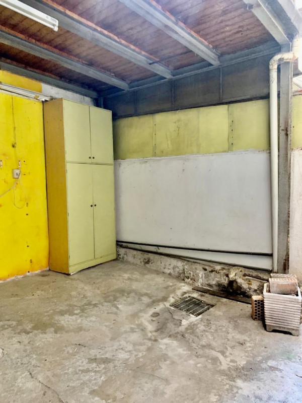 Padova zona Santo ufficio/magazzino ( no possibilità garage) con porta/vetrina e finestra compost...