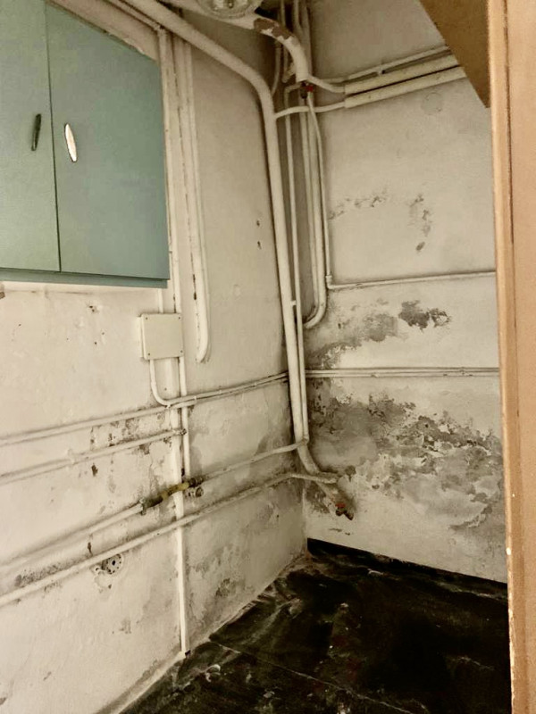 Padova zona Santo ufficio/magazzino ( no possibilità garage) con porta/vetrina e finestra compost...