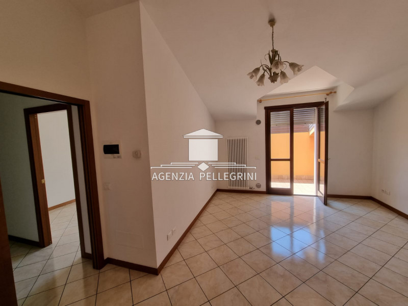 VICENZA, INTERNAL AREA IN VIALE DELLA PACE, 300 METERS from the EDERLE CASERMA.
The condominium i...